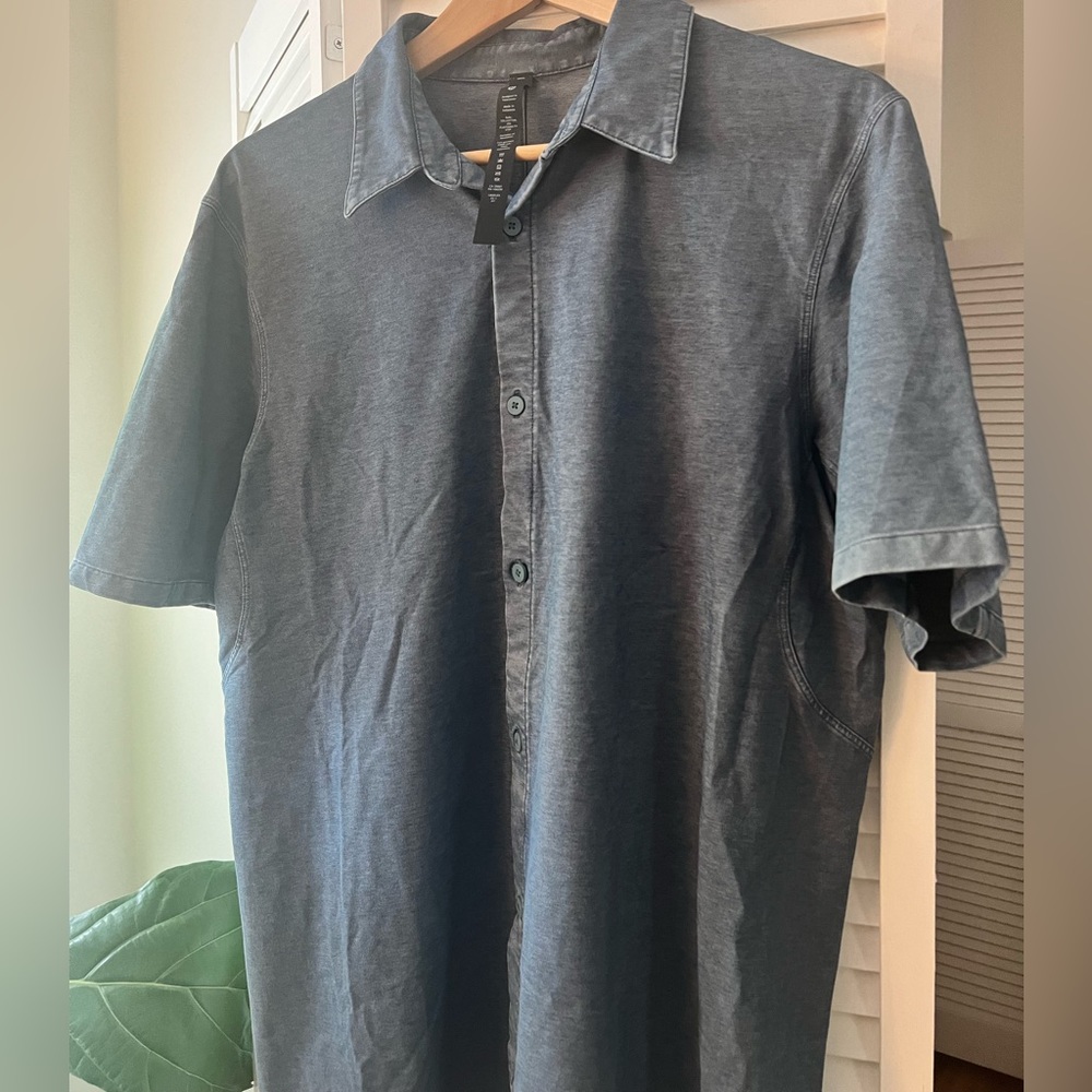 LULULEMON SHORT SLEEVED BUTTON UP